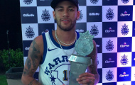 Neymar ôm cúp của cạ cứng để lấy may?