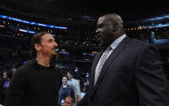 Ibra trông cực kỳ nhỏ bé khi đứng bên cạnh huyền thoại làng NBA