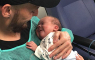 Xúc động với hình ảnh David Silva ôm con nhỏ mừng ngôi vô địch