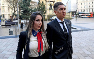 Firmino trở nên nhỏ bé bên cạnh vòng một của vợ yêu