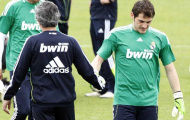 Mourinho: Julio Cesar bắt 1 tay cũng hơn 'thánh' Iker Casillas