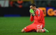 Donnarumma gục hẳn xuống sân khi Milan tiếp tục không thắng