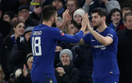 Khổ cho 'người hùng' Giroud phải thi đấu cạnh 'mèo mù'