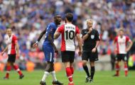 Trung vệ Chelsea, người ôm thắm thiết, kẻ chỉ thẳng mặt tiền đạo Southampton