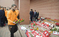 Các cầu thủ AS Roma dâng hoa trên đài tưởng niệm nạn nhân Hillsborough