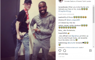 Sát thủ của Arsenal hớn hở vì... cái mông của fan