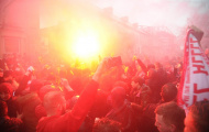 CĐV Liverpool quậy tung, cảnh sát bạo động vào cuộc