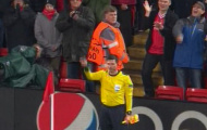 Trọng tài bối rối vì cờ hư và những hình ảnh bên lề khó quên tại Anfield 