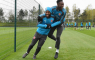 Welbeck và Lacazette dính nhau không rời trên sân tập của Arsenal
