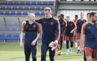 Ter Stegen 'tỉ tê' với Iniesta trên sân tập