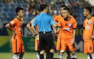 Nguyên nhân cầu thủ SHB Đà Nẵng phản ứng trọng tài trên sân Hòa Xuân