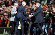 Sir Alex tái xuất, cùng Mourinho tặng quà cho HLV Wenger