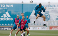 Đồng đội 'trố mắt' với khả năng bật nhảy của Ronaldo