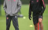 Wenger và Pires đội mưa, động viên học trò vượt khó trước Atletico