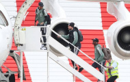 Thầy trò HLV Mourinho tươi tắn đến Brighton cho trận đấu sớm
