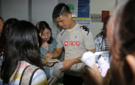 Fan nữ Sài thành quây kín Duy Mạnh, Văn Hậu trên sân Thống Nhất