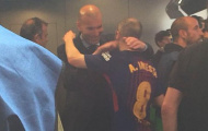 Zidane tranh thủ vỗ về Iniesta sau siêu kinh điển