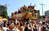 Sắc cam nhuộm cả đường phố trong ngày vui của Wolves