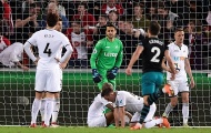 Cầu thủ Swansea đổ gục xuống sân khi biết Championship đang cận kề