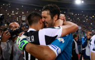 Hủy diệt Milan, Buffon ôm đồng đội khóc nức nở 