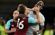 Pogba 'đấu võ' với Mark Noble rồi ôm nhau thắm thiết