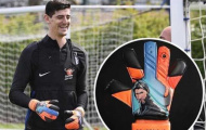 Courtois gây chú ý khi mang 'hàng độc' tới sân tập Chelsea