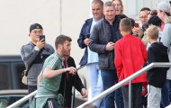 Fan Quỷ đỏ vây lấy Carrick trong ngày cuối Ngoại hạng Anh