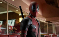 Deadpool cập bến Old Trafford, mang áo số 2 của Lindelof