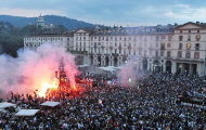 Fan Juve đổ ra đường đốt pháo sáng, chung vui cùng nhà ĐKVĐ