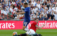 Dùng tuyệt chiêu 'lưỡi liềm gạt' lỗi, Phil Jones khiến Man Utd bại trận cay đắng