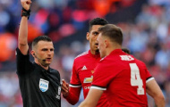 Vì sao Phil Jones không bị đuổi sau tình huống phạm lỗi với Hazard?