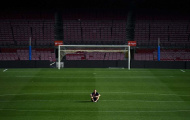Có một Iniesta rất đơn độc giữa lòng Camp Nou