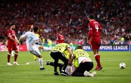 Tung chân chốt hạ Liverpool, Ronaldo bị kẻ lạ mặt phá bĩnh