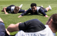 Nằm sấp mặt trên sân cỏ, Kyle Walker vẫn cười toe toét
