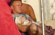 Rooney nhập vai 'ông bố đảm đang' ở biển Barbados 