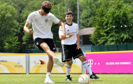 Thomas Muller và Matthias Ginter so tài bịt mắt đá bóng