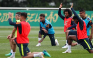 Brazil nguy to, Neymar nhăn nhó ôm chân trong buổi tập
