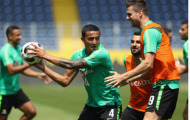 Tim Cahill 'cân' đồng đội to gấp rưỡi trên sân tập