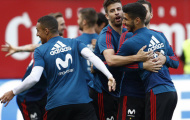 Pique 'làm thân' với các cầu thủ Real trên sân tập