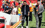 Alex Oxlade-Chamberlain chống nạng đến Anfield xem đồng đội thi đấu