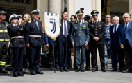 CĐV Juventus chung tay tưởng nhớ nạn nhân vụ đánh bom giả tại Turin năm ngoái