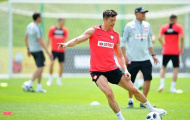 Lewandowski kheo cơ bắp cuồn cuộn trên sân tập Ba Lan