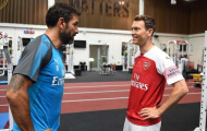 Stephan Lichtsteiner rạng rỡ ra mắt Arsenal