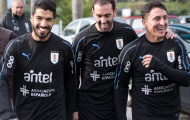 Luis Suarez cười hớn hở trên sân tập