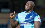Đụng tới Salah, Ramos bị 'Quái thú' Akinfenwa đe dọa