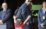 CR7 phản ứng như thế nào khi một CĐV nhí đến xin chữ ký?