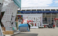 Sân Luzhniki bề bộn trước ngày khai mạc World Cup