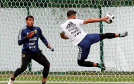 Messi lác mắt nhìn Aguero tung volley trên sân tập Argentina