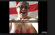 Fan nữ U60 khoe ngực trần cổ vũ tuyển Anh