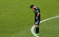 Đồng đội, đối thủ vây quanh, ngăn Messi rơi lệ